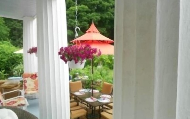 House of 1833 Bed & Breakfast & Gardens