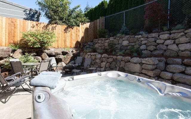 NEW Condo Downwider with Hot Tub, Minutes Away from The Columbia River Gorge by RedAwning