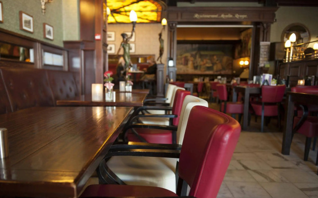 Hotel et le Café de Paris
