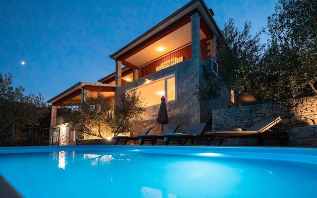 Luxury Stairway to Heaven with Pool