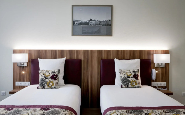 Le Phenix Hotel