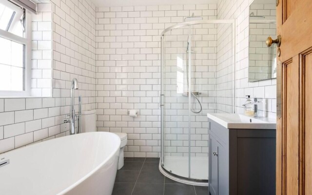 Beautifully Furnished Home - 5 Minutes to the Sea!