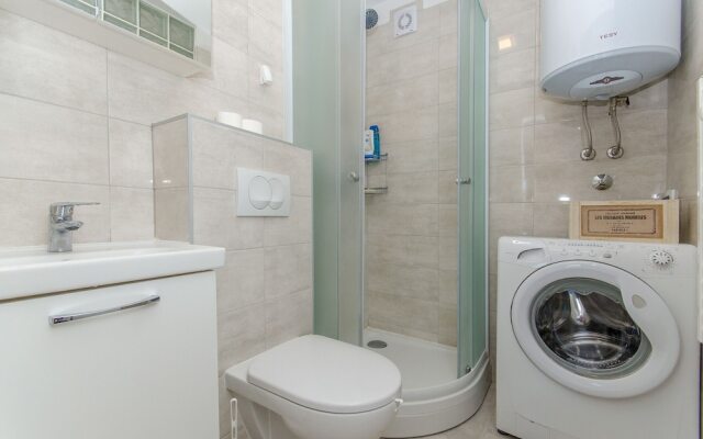 Spacious apartment Neven near center, with two AC units