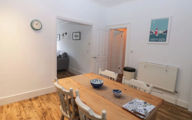 The English School, Flat 2
