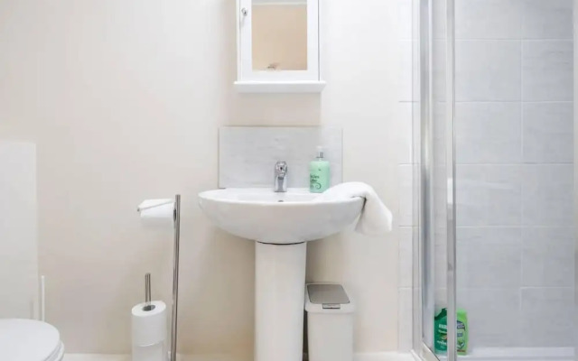 Cosy 2BR Maisonette Near Hospital & Stations