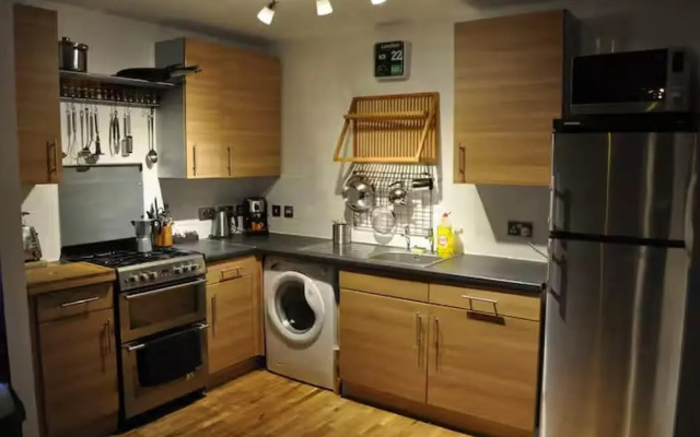 2-bed Seaside Apartment - Sleeps 5 & Free Parking