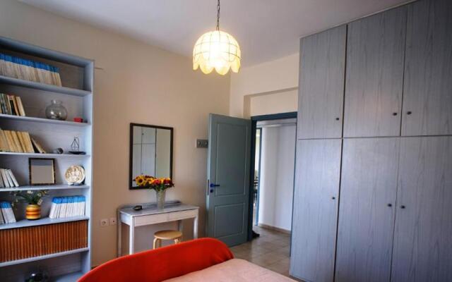 Sunny Sea-View Apartment in Halepa