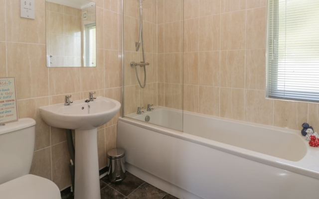 Impeccable 3-Bed Lodge At Cayton Bay Holiday Park