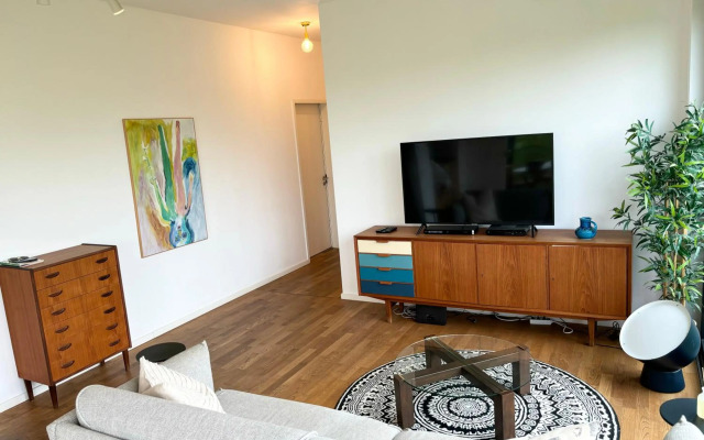 2 Bedroom Mauerpark-Apartment, Berlin Mitte View calendar