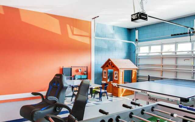 Stylish Family Home Sleeps 22 Enc101