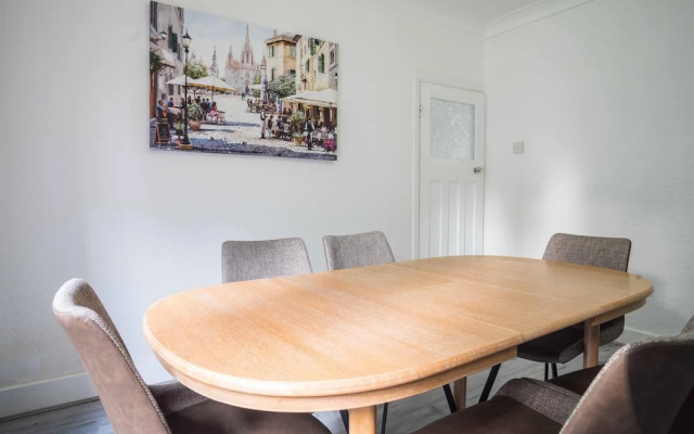 Spacious Home Ideal for Birmingham Commute