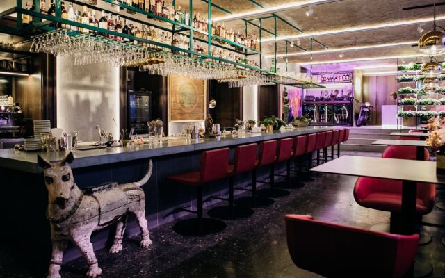 Hotel 19