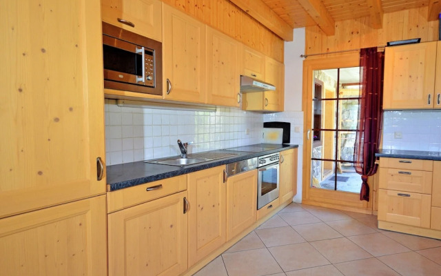 Luxurious Chalet in Riddes with Hot Tub