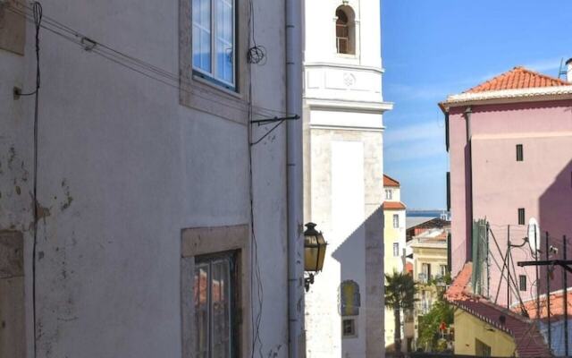 Traditional 1 Bedroom Apartment In Sleepy Alfama