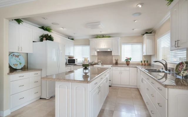 Kailua Beachside 4 Bedroom Home by RedAwning