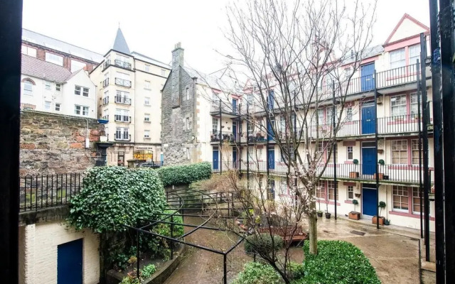 Old Town Edinburgh Apartment: Heart of the Action