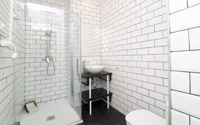 Sunny Apartment at the foot of Royal Palace by Batuecas