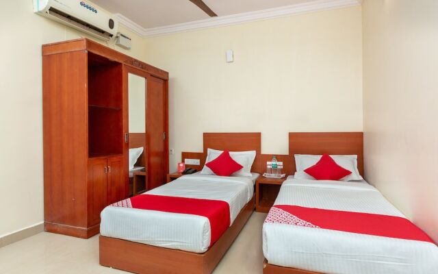 OYO 22105 Hotel Half Moon Inn