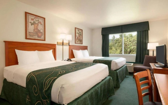Travelodge by Wyndham Dunsmuir