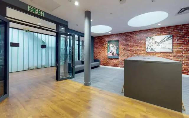 Student Only, Private Ensuite in Compact Apartment