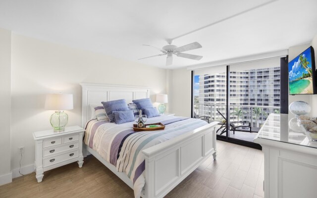 Inviting Condo on Beach With Pool and Tennis Courts