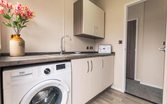 Honeysuckle Lodge with Hot Tub