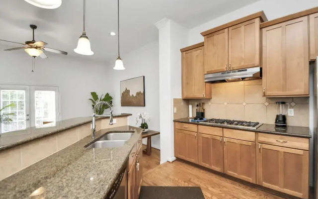 Lux Galleria Home-5BR Roof Deck