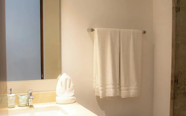 NHOA 111A 2BR Condo Pool access