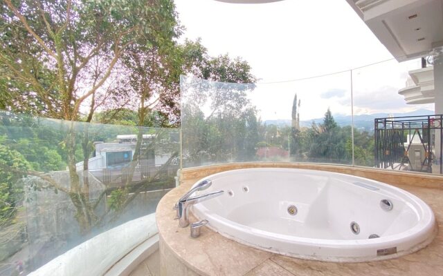Modern Studio Room With Jacuzzi At Art Deco Apartment