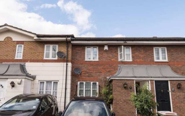 3 Bedroom House in Canning Town With Parking