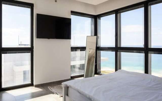 Luxury Penthouse on High Floor with Hot Tub