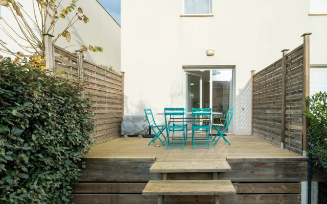 Bright Escape Near the Beach