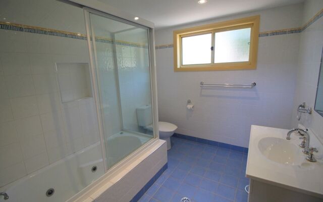 Torino 3 - Lake Jindabyne & Snowy Mountain Views