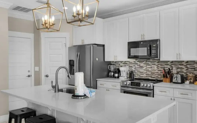 Cozy 4-br Beachside Escape
