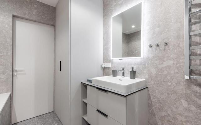 3 Bedroom Apart/24h self check in/free parking/up to 6 people/