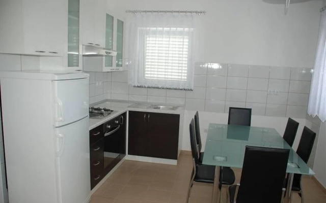 Markle - Swimming Pool and Sunbeds - A4