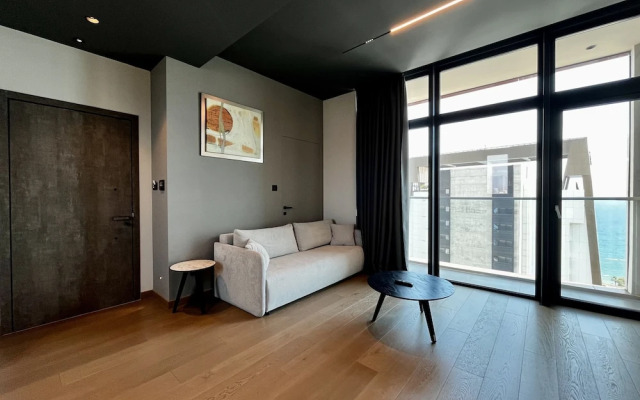 128 LIM - 2001 Stay Only Tower Suite