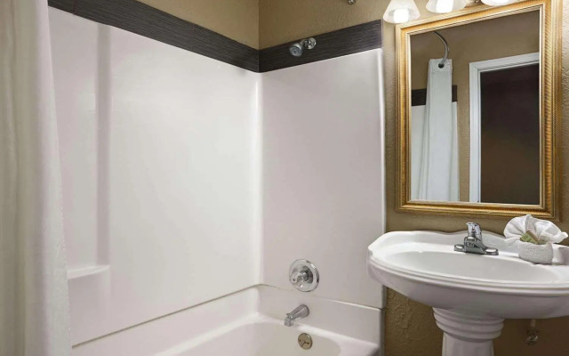 Super 8 Conference Center Nau Downtown