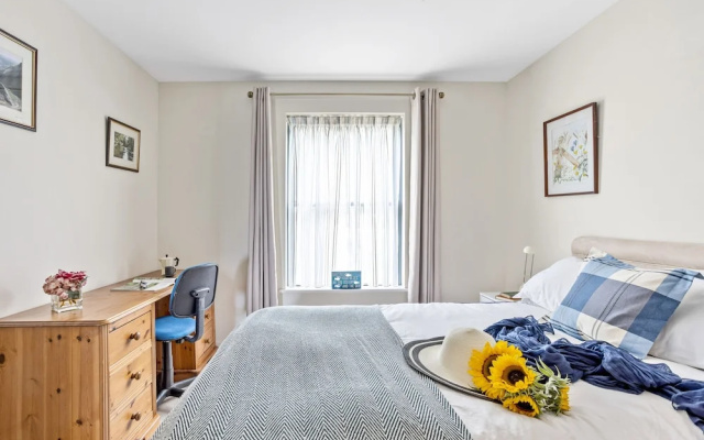 B6 Masts in Torquay With 3 Bedrooms and 2 Bathrooms