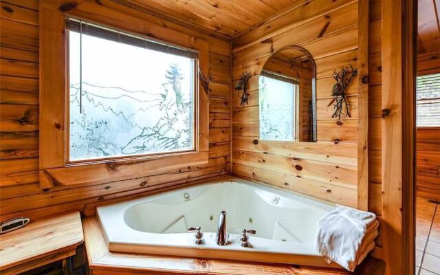 UnFirgettable 2 Bedroom Home with Hot Tub