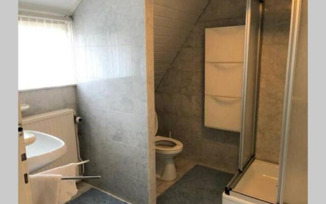 Vrijstaande rietgedekte villa nabij uitvalswegen