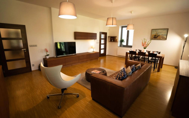 Black Field Apartment