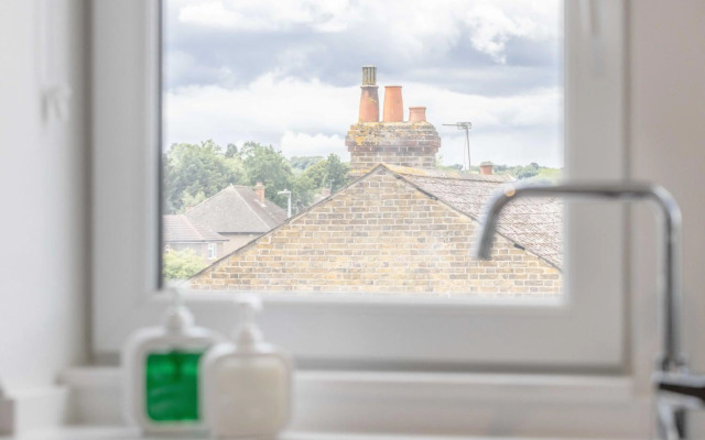 EasyStays - Modern Apartments in Windsor with Parking