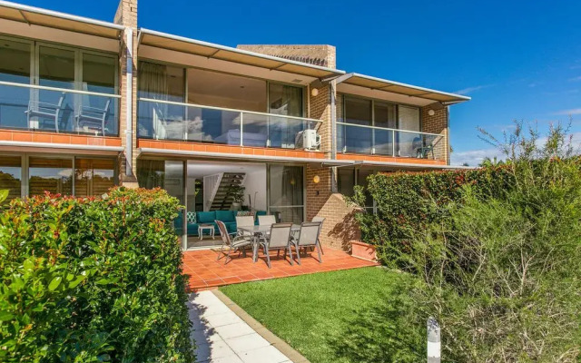 2 James Cook Apartments