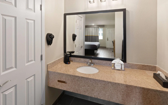 Super 8 by Wyndham Temple S. General Bruce