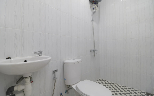 RedDoorz Plus Near Kepri Mall