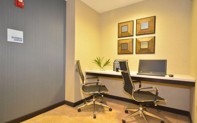 Holiday Inn Express & Suites Farmington by IHG