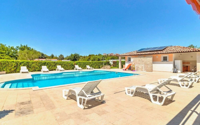 Beautiful Mobile Home in Banjole With Swimming Pool