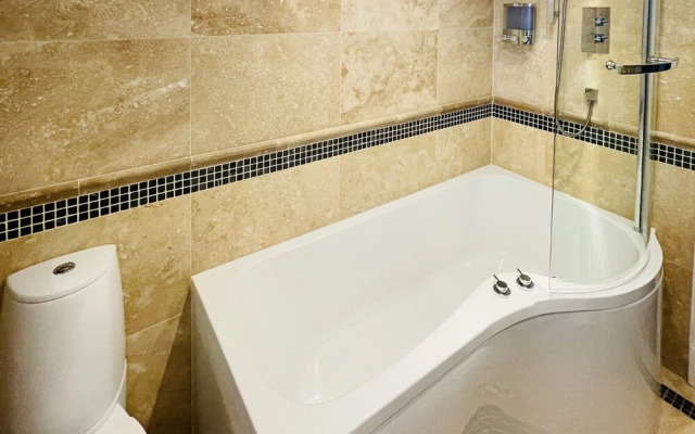 Stunning 2-bed-2bath Apt in Whitby With Parking