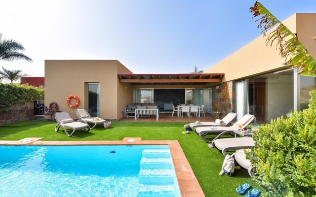 Par 4 Villa 9 With Pool in Salobre